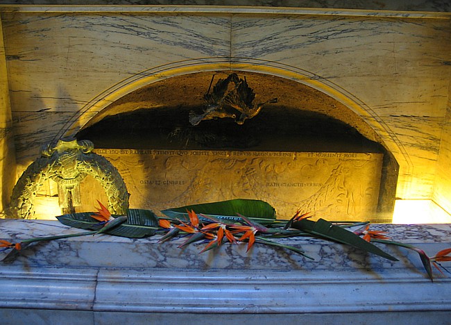 Могила Рафаэля в Пантеоне