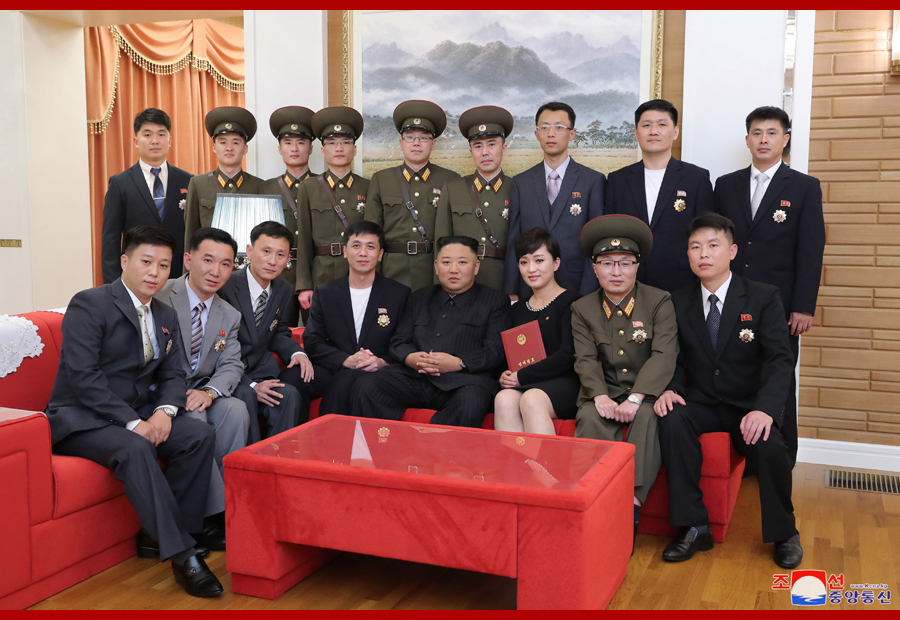Глава КНДР Ким Чен Ын вчера встретился с деятелями культуры